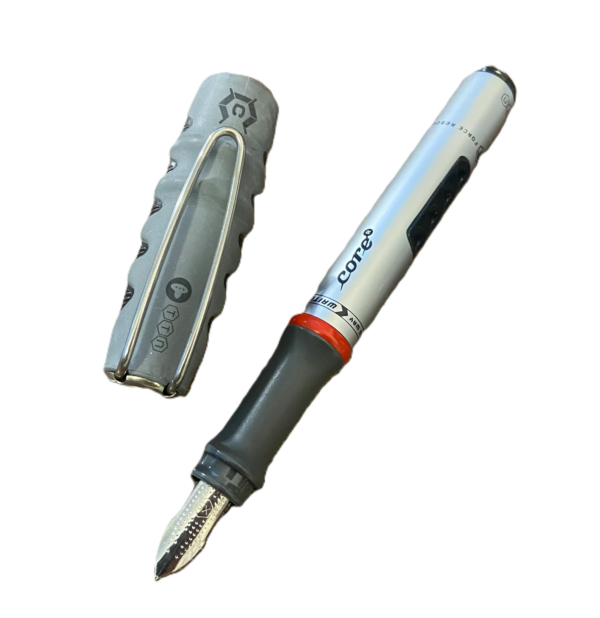 ۲. بدنه تیتانیومی مقاوم و گریپ ارگونومیک Rotring مدل coreTitanium