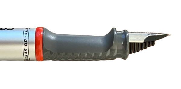 ۳. نوک استیل دقیق و جریان جوهر روان در خودنویس Core Titanium