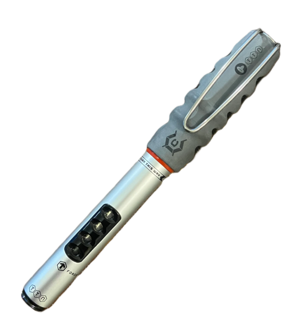 ۵. خودنویس روترینگ کور تیتانیوم در دست، تجربه نوشتاری بی‌نظیر